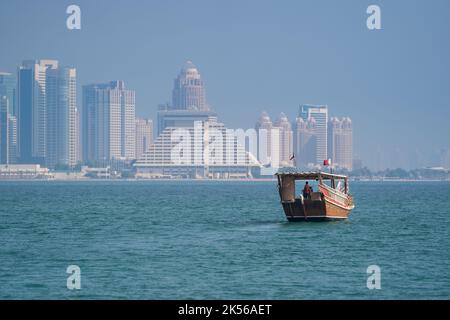 Traditionelle Dhow und die Küste der Skyline von Doha West Bay im Hintergrund Stockfoto