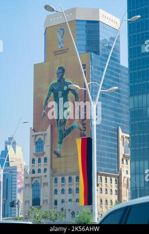 Doha, Katar - 4. Oktober 2022: Ein Plakat von Senegals Stürmer Sadio Mane bemalte vor der WM 2022 große Gebäude in Katar. Stockfoto