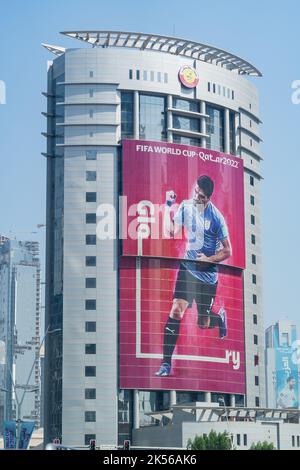 Doha, Katar - 4. Oktober 2022: Ein Plakat von Uruguays Stürmer Luis Suarez bemalte vor der WM 2022 große Gebäude in Katar. Stockfoto