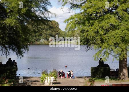 Hamburg, Deutschland. 06. Oktober 2022. Zwei Frauen genießen die Sonne auf der Liebesinsel im Stadtpark. Kredit: Marcus Brandt/dpa/Alamy Live Nachrichten Stockfoto