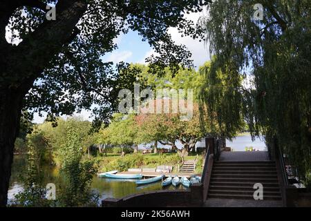 Hamburg, Deutschland. 06. Oktober 2022. Passanten genießen die Sonne auf Love Island im Stadtpark. Kredit: Marcus Brandt/dpa/Alamy Live Nachrichten Stockfoto