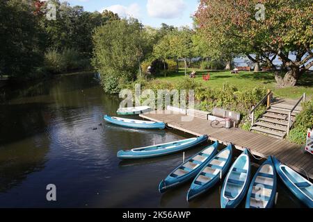 Hamburg, Deutschland. 06. Oktober 2022. Passanten genießen die Sonne auf Love Island im Stadtpark. Kredit: Marcus Brandt/dpa/Alamy Live Nachrichten Stockfoto