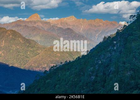 Punakha, Bhutan. Himalayan Foothills oberhalb der Mo River Valley. Stockfoto