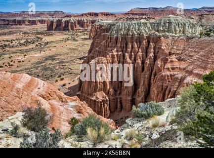 Enrada Sandstein und Curtiss Sandstein geriffelte Klippen, Upper Cathedral Valley, Blick von der Hartnet mesa, Capitol Reef National Park, Utah, USA Stockfoto