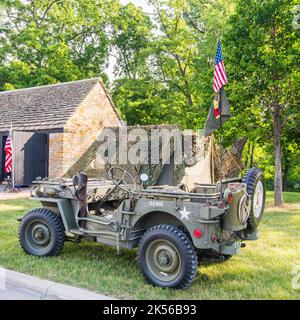 DEARBORN, MI/USA - 17. JUNI 2017: Ein 1940s-Stunden-Jeep der Militärpolizei bei der Henry Ford (THF) Motor Muster Car Show, Greenfield Village, nahe Detroit. Stockfoto