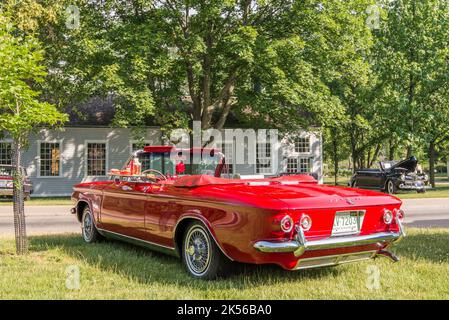 DEARBORN, MI/USA - 17. JUNI 2017: Ein Chevrolet Corvair Spyder aus dem Jahr 1964 auf der Henry Ford (THF) Motor Muster Car Show, Greenfield Village, in der Nähe von Detroit, Stockfoto