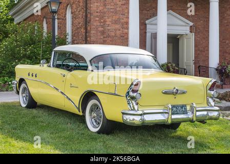 DEARBORN, MI/USA - 17. JUNI 2017: Ein Buick Special 1955 mit VentiPorts auf der Henry Ford (THF) Motor Muster Car Show, Greenfield Village, nahe Det Stockfoto