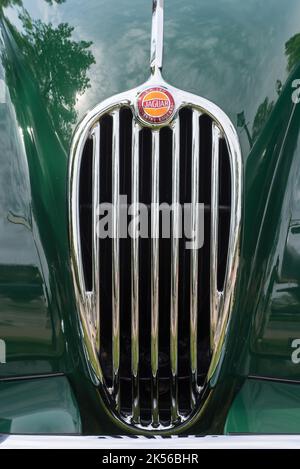 DEARBORN, MI/USA - 17. JUNI 2017: Nahaufnahme eines Jaguar XK 140 MC Kühlergrills aus dem Jahr 1957 auf der Henry Ford (THF) Motor Muster Car Show, Greenfield Village, nahe D Stockfoto