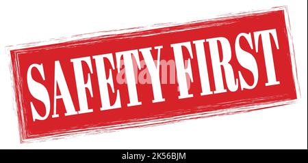 SICHERHEIT ERSTER Text auf rotem Rechteck Stempelzeichen geschrieben. Stockfoto