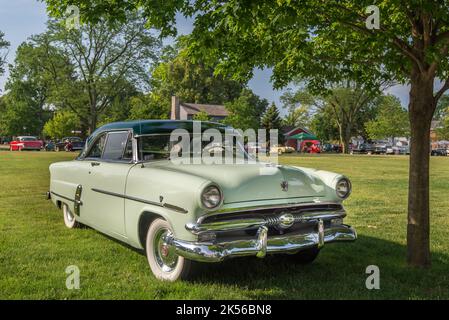 DEARBORN, MI/USA - 17. JUNI 2017: Ein Ford Crestline Victoria-Auto aus dem Jahr 1953 auf der Henry Ford (THF) Motor Muster Car Show, Greenfield Village, nahe Detroit, Stockfoto