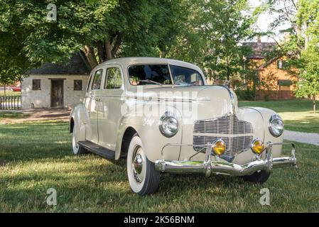 DEARBORN, MI/USA - 17. JUNI 2017: Ein Dodge Luxury Liner Deluxe-Auto aus dem Jahr 1940 auf der Henry Ford (THF) Motor Muster Car Show, Greenfield Village, in der Nähe von Detroit. Stockfoto