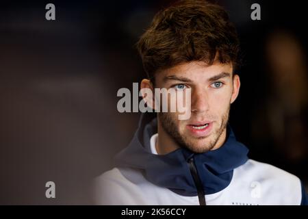 Suzuka International Racing Circuit 6/10/2022. Pierre Gasly (FRA) vom Team AlphaTauri während eines Interviews. Credit corleve/Alamy Live News. Stockfoto