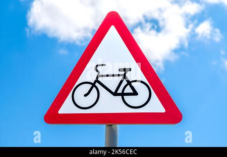 Triangle Fahrradstraßenschild für Fahrräder Spur gegen den blauen Himmel Stockfoto