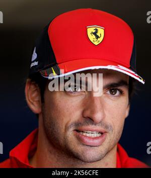 Suzuka International Racing Circuit 6/10/2022. Carlos Sainz (ESP) vom Team Ferrari während eines Interviews. Credit corleve/Alamy Live News. Stockfoto