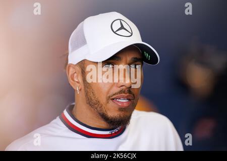 Suzuka International Racing Circuit 6/10/2022. Lewis Hamilton (GBR) vom Team Mercedes während eines Interviews. Credit corleve/Alamy Live News. Stockfoto