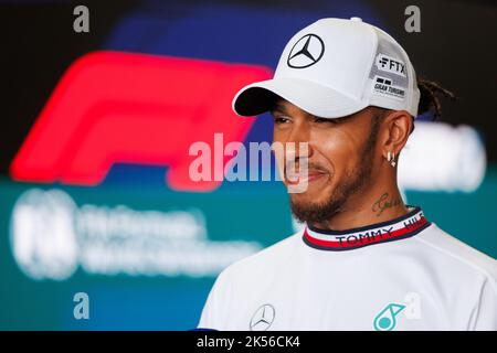 Suzuka International Racing Circuit 6/10/2022. Lewis Hamilton (GBR) vom Team Mercedes während eines Interviews. Credit corleve/Alamy Live News. Stockfoto