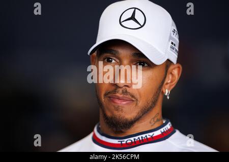 Suzuka International Racing Circuit 6/10/2022. Lewis Hamilton (GBR) vom Team Mercedes während eines Interviews. Credit corleve/Alamy Live News. Stockfoto