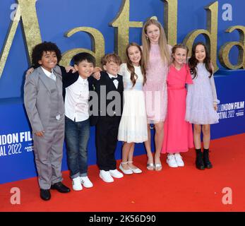 Foto muss gutgeschrieben werden ©Alpha Press 078237 05/10/2022 Ashton Robertson Andrei Shen Charlie Hodson Prior Alisha Weir Meesha Garbett Jarrett Glassspool Rei Yamauchi Fulker Roald Dahl Matilda die musikalische Eröffnungsgala während des BFI British Film Institute London Film Festival 66. in London Stockfoto