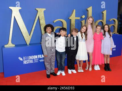 Foto muss gutgeschrieben werden ©Alpha Press 078237 05/10/2022 Ashton Robertson Andrei Shen Charlie Hodson Prior Alisha Weir Meesha Garbett Jarrett Glassspool Rei Yamauchi Fulker Roald Dahl Matilda die musikalische Eröffnungsgala während des BFI British Film Institute London Film Festival 66. in London Stockfoto