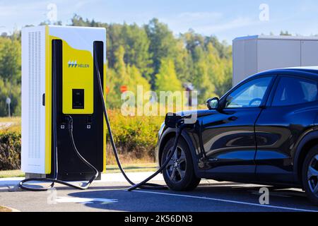 Ford Mustang Mach-E Elektroauto-Ladebatterie an der Helen Ladestation in Forssa, Finnland an einem sonnigen Tag. Forssa, Finnland. 9. September 2022. Stockfoto