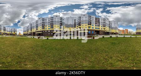 360 Grad Panorama Ansicht von 360 hdri Panorama in der Nähe des Spielplatzes in der Mitte des modernen mehrstöckigen Mehrfamilienwohnkomplexes der Stadtentwicklung in equiprecheckigen Seeleuten