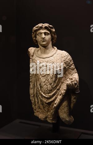 Statue oder Skulptur von Alexander dem Großen (356BC-323BC) mit antichgriechischer Tunika c2. n. Chr. aus Alexandria, Ägypten Stockfoto