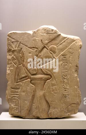 Altes Bas-Relief der ägyptischen Königin Neferneferuaten Nofretete (c1370-c1330BC), die den Sonnenglobus oder Sonnenglobus anbetet, bekannt als Aten, Aton, Atonu oder ITN, das Zentrum der Sonnenanbetung, bekannt als Atenismus.c14. v. Chr. Amarna Ägypten Stockfoto