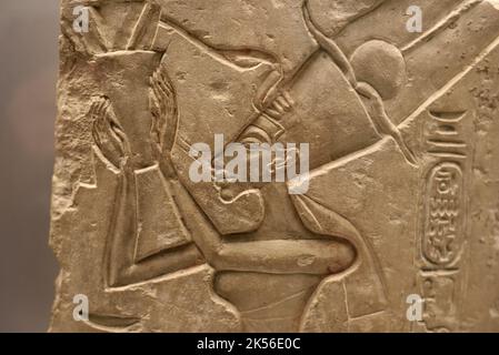 Altes Bas-Relief der ägyptischen Königin Neferneferuaten Nofretete (c1370-c1330BC), die den Sonnenglobus oder Sonnenglobus anbetet, bekannt als Aten, Aton, Atonu oder ITN, das Zentrum der Sonnenanbetung, bekannt als Atenismus.c14. v. Chr. Amarna Ägypten Stockfoto