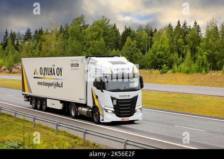 Der gasbetriebene Iveco S-Way NP-LKW von O. Jylha Oy zieht im Frühherbst Sattelauflieger auf der Autobahn. Salo, Finnland. 26. August 2022. Stockfoto