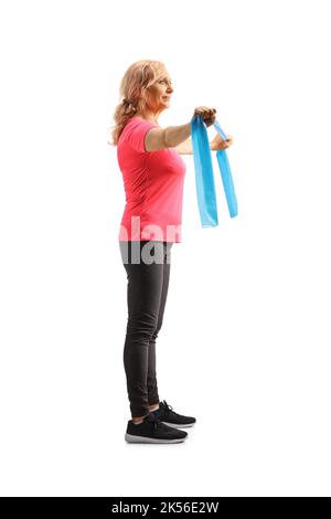 Ganzkörperaufnahme einer reifen Frau, die mit einem Gummiband trainiert Stockfoto