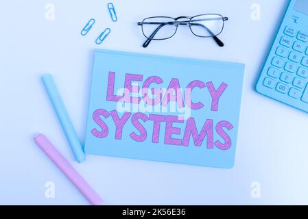 Schild, das Legacy-Systeme, Business Approach Buch oder andere Sammlung von Finanzkonten flache Steinplatte zeigt Stockfoto