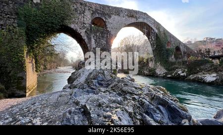 Römische Brücke von Cangas de Onís über den Fluss Sella Stockfoto