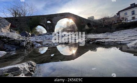 Römische Brücke von Cangas de Onís über den Fluss Sella Stockfoto