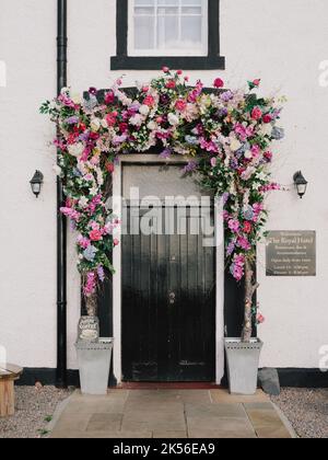 Blumen schmücken die Eingangstür zum Royal Hotel in Cromarty, Black Isle, Ross & Cromarty, Highland, Schottland, Großbritannien Stockfoto