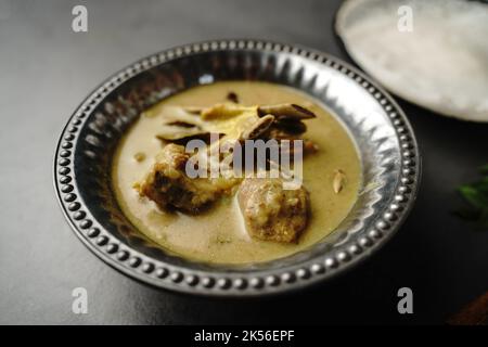Lammeintopf oder Hammelfleisch in Kokosmilchsoße serviert mit Appam-Kerala-Frühstück Stockfoto