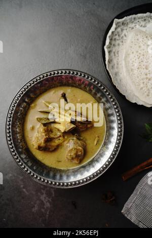 Lammeintopf oder Hammelfleisch in Kokosmilchsoße serviert mit Appam-Kerala-Frühstück Stockfoto