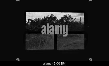 Blick aus dem Fenster in den dunklen Raum. Stockfoto