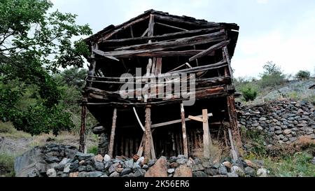 Verlassene zerstörte Dorfhäuser. Stockfoto