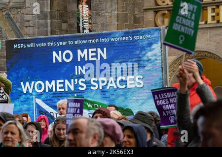 Edinburgh, Schottland, Großbritannien. 6.. Oktober 2022. Demonstration gegen Selbstidentifikation, die heute von der for Women Protestgruppe im schottischen Parlament in Holyrood, Edinburgh, organisiert wurde. Die Frauen glauben, dass die Rechte der Frauen durch vorgeschlagene neue Gesetze untergraben werden, die Trans-Frauen den Zugang zu den privaten Räumen der Frauen ermöglichen. PIC; Ad Van mit feministischer Botschaft geht an der Kundgebung vorbei. Iain Masterton/Alamy Live News Stockfoto