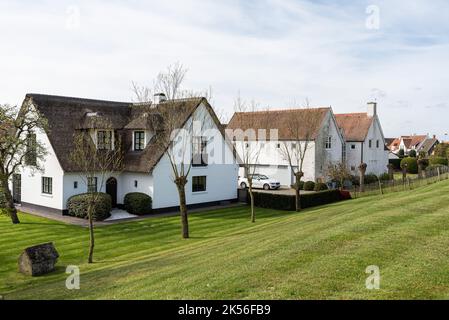 Knokke Heist, Flämische Region - Belgien - 04 03 2021 Rustikale Sommerhäuser auf dem flämischen Land Stockfoto