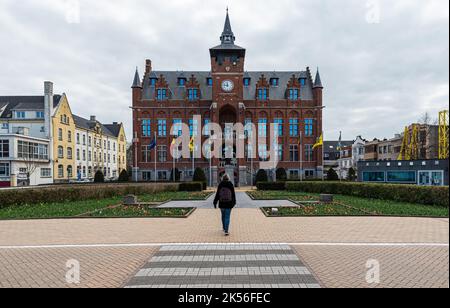 Knokke Heist, Flämische Region - Belgien - 04 03 2021 - Fassade und Platz des Rathauses Stockfoto