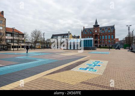 Knokke Heist, Flämische Region - Belgien - 04 03 2021 - Fassade und Platz des Rathauses Stockfoto