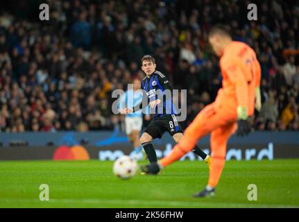 5. Oktober 2022: Ãsak Bergmann JÃ³hannesson (FC Kopenhagen) schaut während Manchester City und FC Kopenhagen im City of Manchester Stadium, Manchester, England, an. Ulrik Pedersen/CSM. Stockfoto