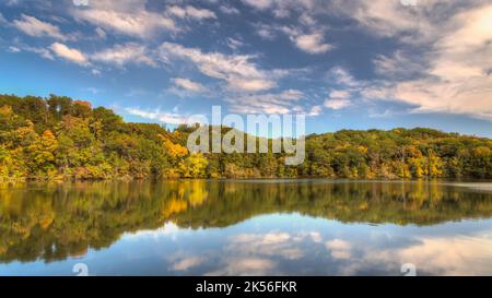 Herbstpanorama des Little Falls Lake im Willow River State Park Stockfoto