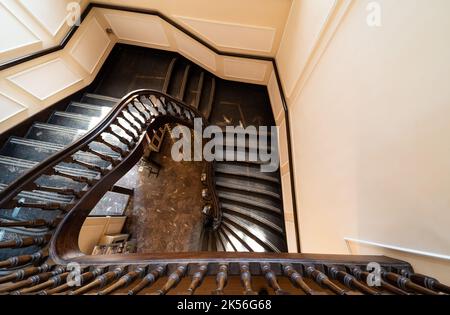 Meise, Flandern - Belgien - 02 09 2021 Wendeltreppe in antikem Holzstil Stockfoto