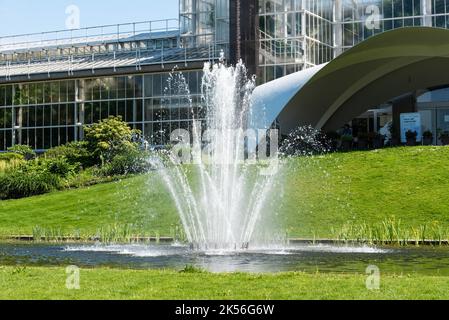 Meise, Flandern - Belgien - 02 09 2021 das Gewächshaus des Pflanzenpalastes und der Brunnen des botanischen Gartens Stockfoto