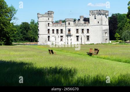 Meise, Flandern - Belgien - 02 09 2021 das traditionelle Schloss Bouchout im Teich des Botanischen Gartens Stockfoto