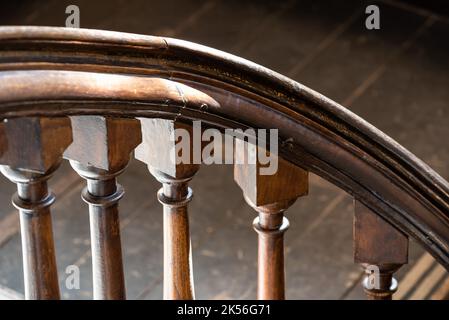 Meise, Flandern - Belgien - 02 09 2021 Detail eines alten abgenutzten Treppengeländes aus Holz Stockfoto