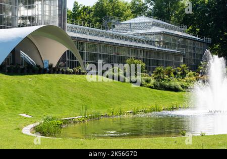 Meise, Flandern - Belgien - 02 09 2021 das Gewächshaus des Pflanzenpalastes und der Brunnen des botanischen Gartens Stockfoto