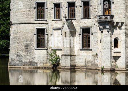 Meise, Flandern - Belgien - 02 09 2021 das traditionelle Schloss Bouchout im Teich des Botanischen Gartens Stockfoto